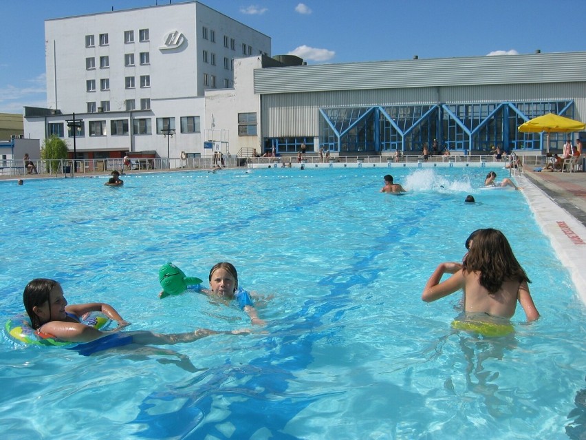 Odkryty basen przy Sport Hotelu w Bełchatowie/archiwalne...