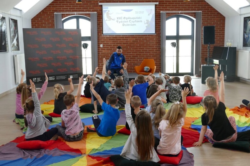 Pleszew. Akcja „Cała Polska czyta dzieciom” i warsztaty detektywistyczne w Bibliotece Publicznej Miasta i Gminy w Pleszewie