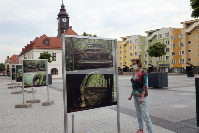 Plenerowa wystawa na lubińskim rynku.