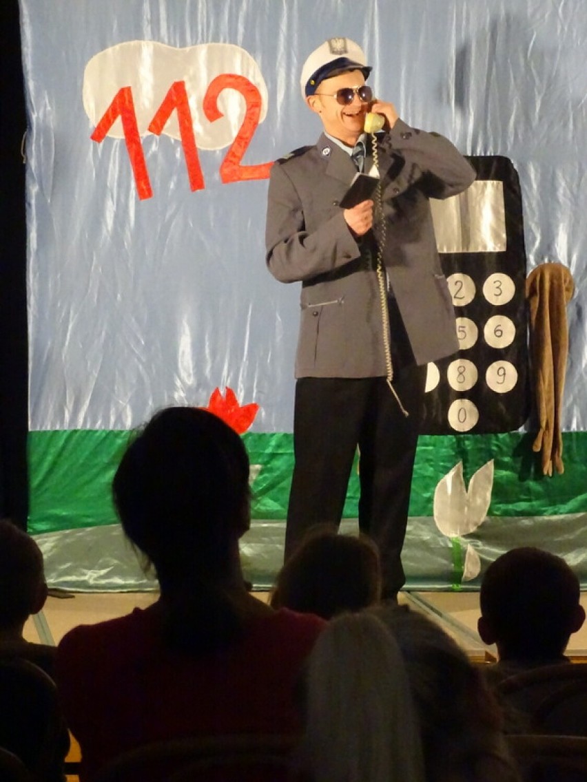 "Wybierz numer 112" - dzieci w Łebie wzięły udział w pouczającym spektaklu