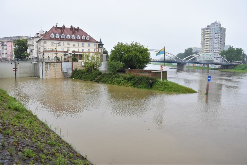 Poziom wody w Odrze w Opolu zaczyna opadać, w mieście...