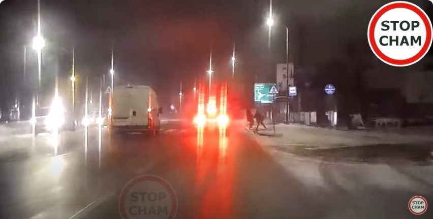 Bulwersujące nagranie z Częstochowy. Kierowca omal nie rozjechał pieszych!