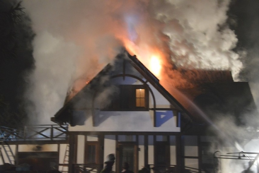 Strażacy walczą z pożarem drewnianego domu w Świniarsku