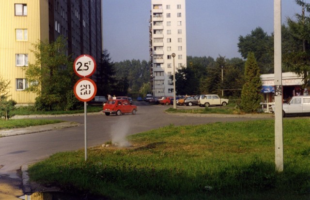 Tak jeszcze kilkadziesiąt lat temu wyglądał krajobraz osiedla Bieżanów. Przed blokami parkowały fiaty 126p i trabanty, a mieszkańcy robili zakupy głównie w osiedlowych sklepikach, nazywanych "drewniakiami" lub "blaszakami".