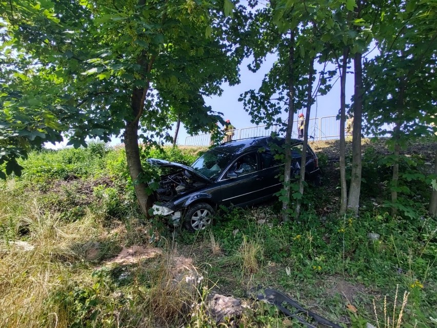 Grybów. Osobówka wypadła z DK 28 i zatrzymała się na drzewach. Cud, że kierowcy nic się nie stało. Zdjęcia