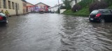 Oberwanie chmury w Limanowej. Ulicami miasta płynęła rzeka, woda wdzierała się do lokali. Strażacy interweniowali kilkanaście razy 