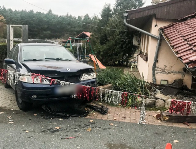 20-letni kierowca wypadł z drogi i z ogromną siłą uderzył w wejście do przydrożnego zajazdu. Na szczęście nikogo tam nie było. W przeciwnym wypadku mogło dojść do tragedii.