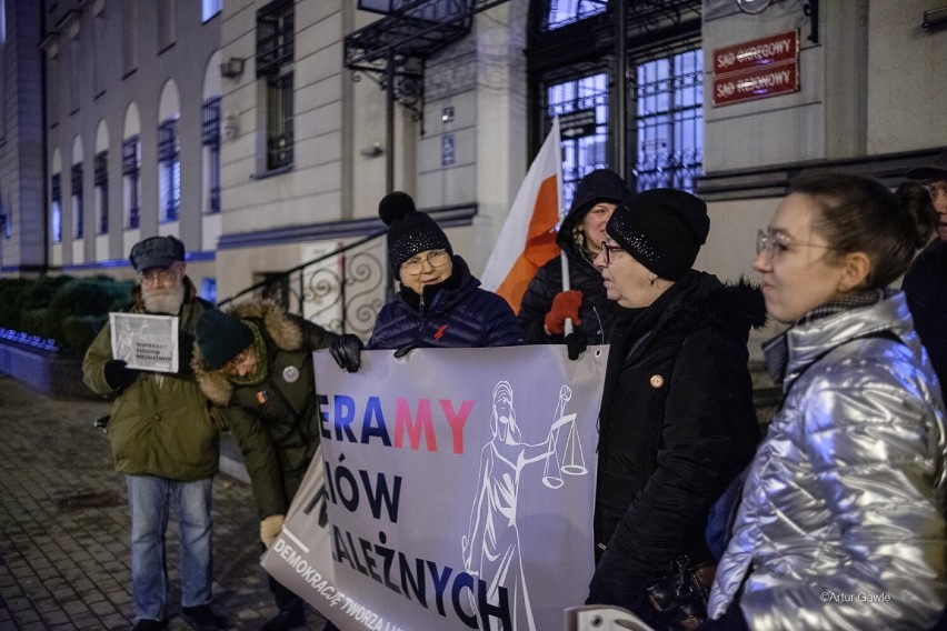 Skromna pikieta KOD przed Sądem Okręgowym w Tarnowie