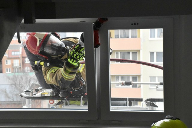 Strażacy podczas ćwiczeń użyli m.in. autodrabiny, która spokojnie sięga ostatniego pętra, bo ma długość 42 metrów.