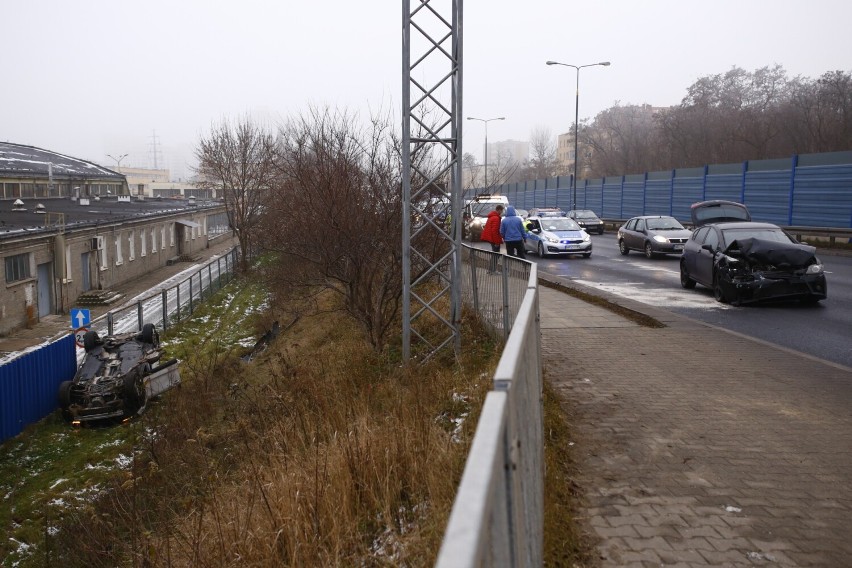 Dachowanie samochodu na al. Prymasa Tysiąclecia. Duży korek...