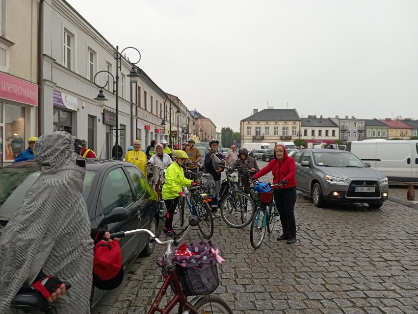 Na skierniewickim Rynku zebrali się rowerzyści by kręcić kilometry dla miasta. Rajd uniemożliwiła pogoda