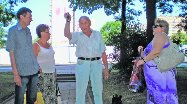 Nikt nas nie uprzedził, że tuż obok bloku powstanie stacja benzynowa - oburzają się lokatorzy. Zapowiadają protest