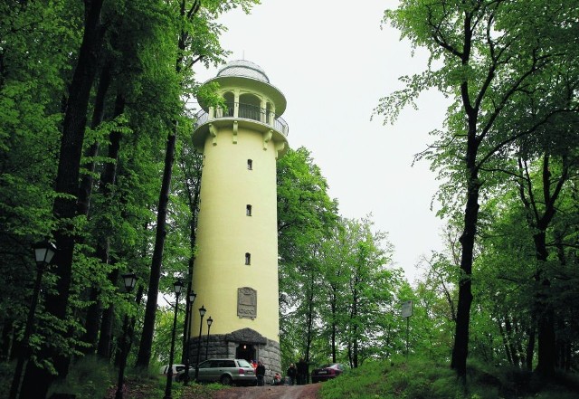 Na Wzgórzu Krzywoustego stał przed wiekami zamek. Dziś jest tu wieża widokowa. Podczas jej remontu  nie odkryto skarbów