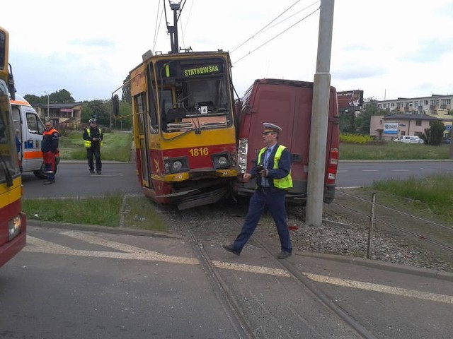 2 osoby zostały ranne w zderzeniu tramwaju z samochodem na Rondzie Insurekcji Kościuszkowskiej w Łodzi
