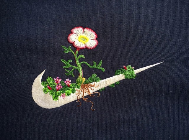 James Merry zmienia stare ubrania nie do poznania. Bluzy ze sportowym logo ozdobione kwiatami zyskują nowe życie.