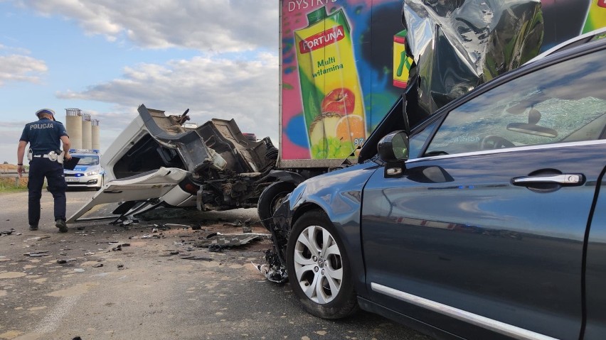 Wypadek na A1 w Gąskach pod Piotrkowem. Zderzenie auta...