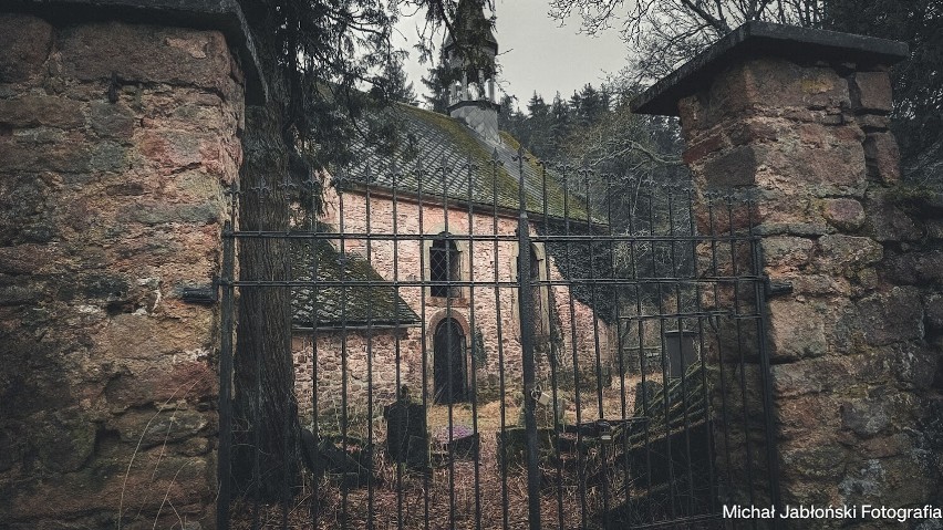 Zabytkowy kościół w Okrzeszynie w gminie Lubawka jest na...