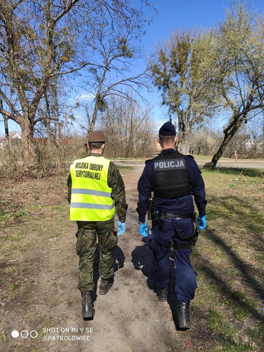 Pilscy policjanci sprawdzają, czy mieszkańcy zostają w domach. Pomagają im żołnierze! 