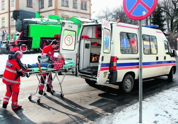 W środę pogotowie ratowało kobietę, którą na ul. Kolejowej w Nowym Sączu potrącił samochód