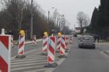 Kierowco, są utrudnienia na ulicy Radlińskiej w Wodzisławiu Śl. Droga jest zwężona