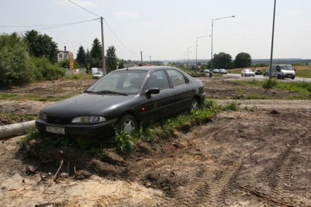 Na środku budowy nowego pasa ulicy Ściegiennego w Kielcach ktoś zostawił samochód marki ford mondeo.