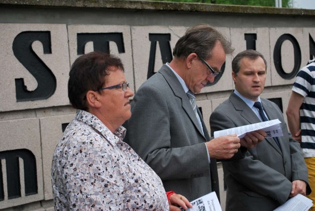 Radni Leszna z klubu Prawa i Sprawiedliwości w czasie konferencji prasowej zorganizowanej przy pomniku Alfreda Smoczyka.