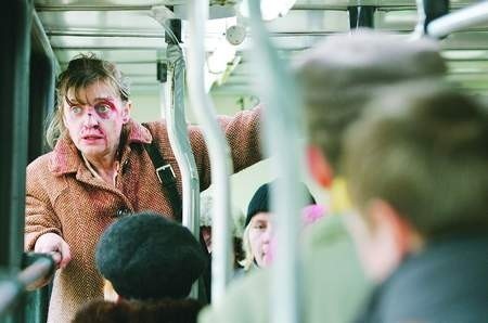 Jest rok 1980. Ranna pracownica Stoczni Gdańskiej wraca tramwa   jem do domu. Zakrwawiona, z załzawionymi oczami wyróżnia się spośród jadącego z nią tłumu pa
 sażerów.