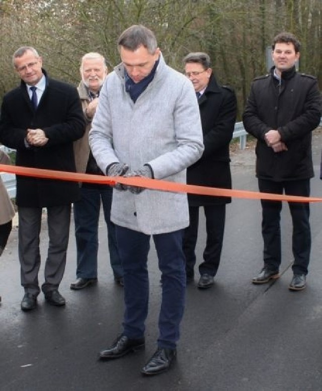 Symbolicznego przecięcia wstęgi dokonuje sekretarz Urzędu Gminy Zbójno Jacek Foksiński.