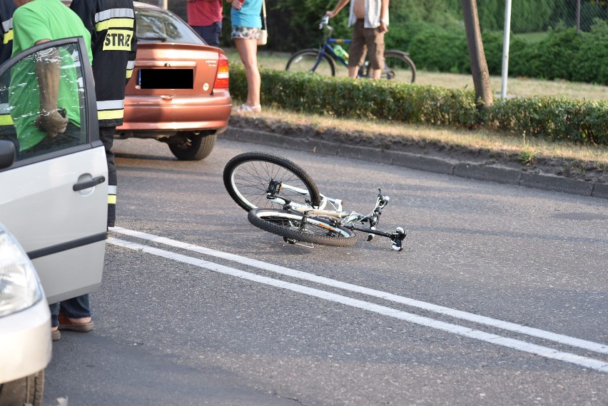 Zderzenie auta  z rowerzystą na pasach przy Wolińskiej w Lesznie