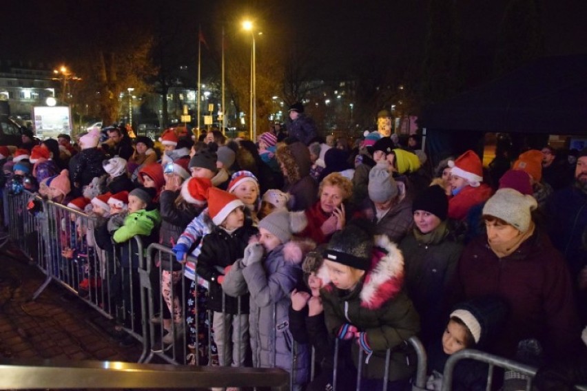 Pruszcz Gdański: Miejskie Mikołajki dla najmłodszych. Były kolędy, występy klauna i Św. Mikołaj [ZDJĘCIA, WIDEO]