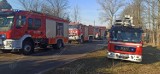 Poddasze budynku w Czarnowicach w ogniu. Dziewięć zastępów straży pożarnej gasiło pożar pod Gubinem