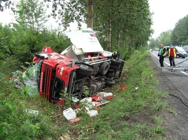 Kierowca stracił panowanie nad cieżarówką i wpadł do rowu