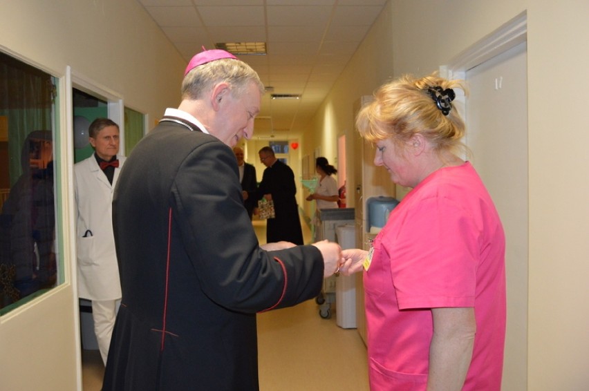 ks. biskup Ryszard Kasyna dzielił się opłatkiem z chorymi w szpitalu w Kartuzach