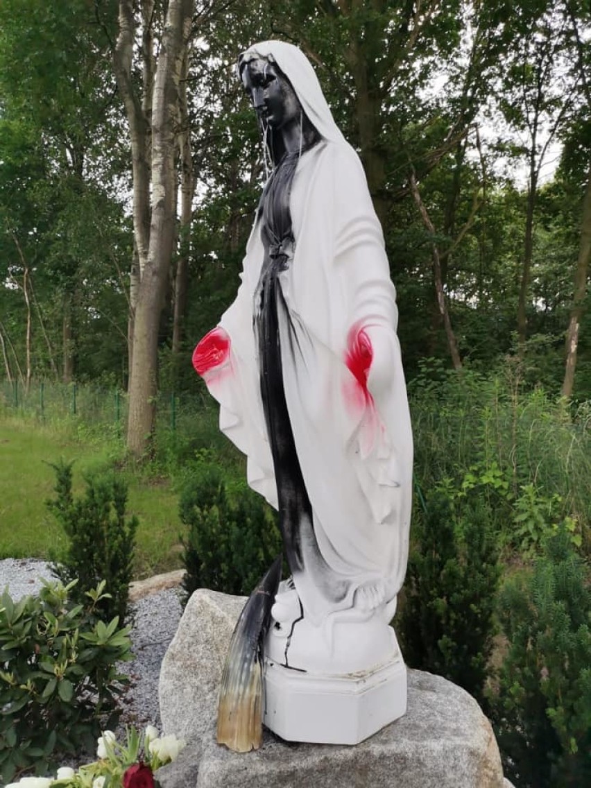 Zdewastowana figura Maryi Panny w Wilczycach pod Wrocławiem