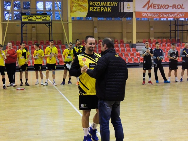 Dariusz Widziński został wybrany MVP turnieju. Trofea wręczył prezes klubu - Zbigniew Stanisławski.