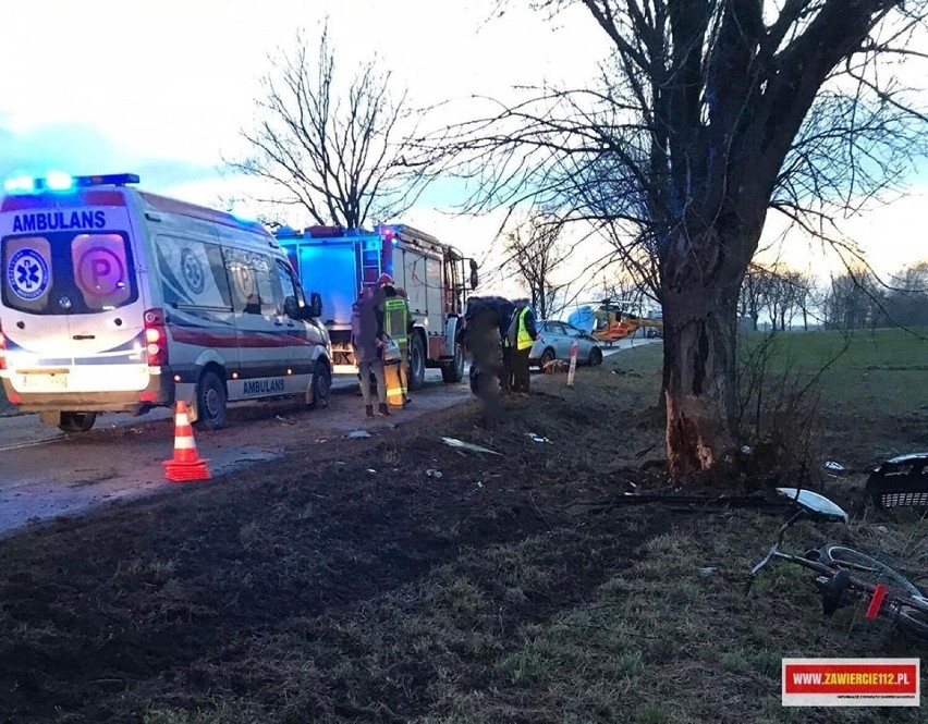 Wypadek w Gustawowie (pow. zawierciański). Samochód uderzył w drzewo. Na miejscu lądował śmigłowiec LPR