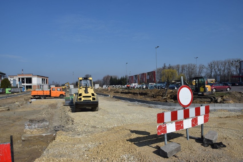 Przebudowa ulicy Popiełuszki w Wieluniu. Spowolnienie robót z powodu koronawirusa [ZDJĘCIA]