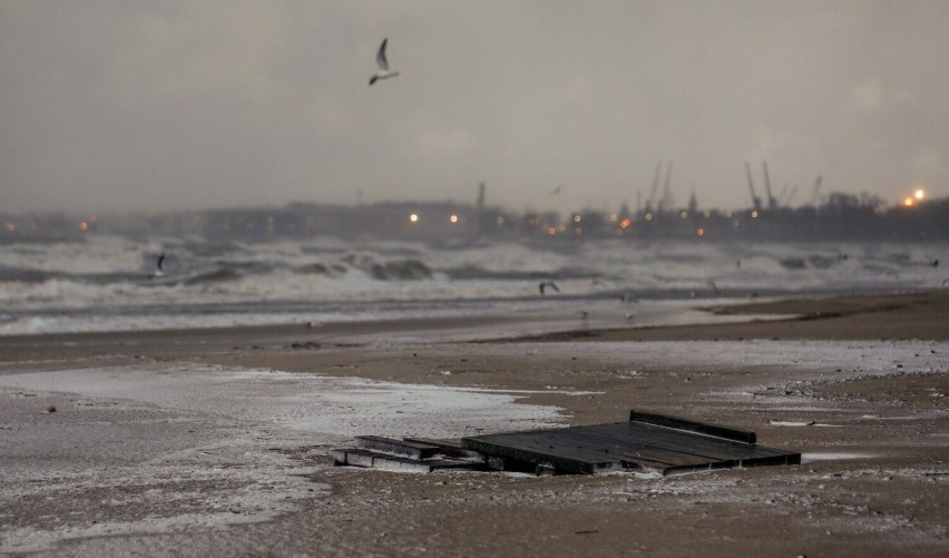 06.01.2017 gdansk ,  sztormowa pogoda na morzu. nz. zalana...