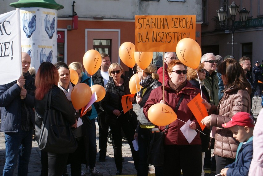W Kaliszu odbyła się manifestacja wspierająca strajkujących...