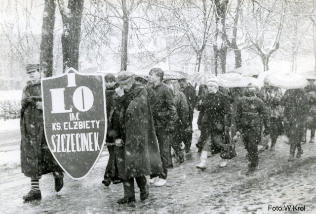 1 Maja 1985 rok, w pochodzie idzie I LO Szczecinek