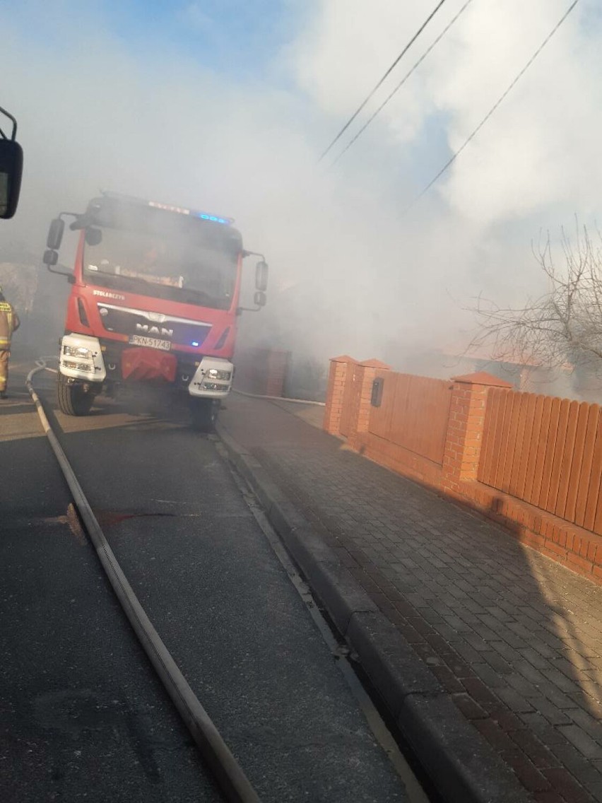 Pożar budynku gospodarczego i samochodu w Rzgowie. Na miejscu pracowało 9 zastępów straży [FOTO]