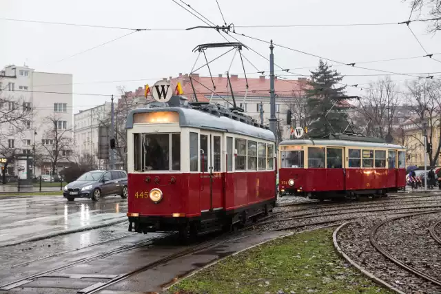 Zabytkowe tramwaje w Warszawie. "Perełki" z dawnych lat na placu Narutowicza [ZDJĘCIA]