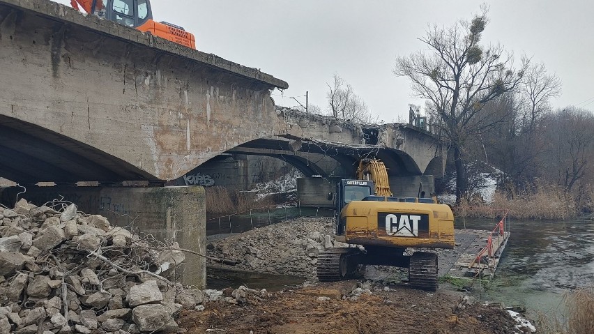 Trwa rozbiórka mostu Bernardynka nad Kanałem Ślesińskim