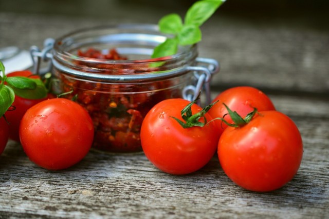 Pomidory to smaczne warzywa, które często goszczą na naszych stołach. Co sprawia, że są tak cennym produktem spożywczym? 

Sprawdź, dlaczego warto częściej sięgać po pomidory. Zobacz kolejne slajdy, przesuwając zdjęcia w prawo, naciśnij strzałkę lub przycisk NASTĘPNE.