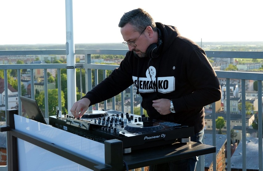DJ Casprov i DJ Spider zagrali charytatywnie dla Amelki prosto z wieży zamkowej w Człuchowie