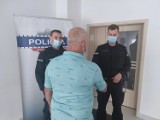 Policjanci uratowali wędkarza. Tonął, nie mógł sam wydostać się z Głęboczka w Tucholi