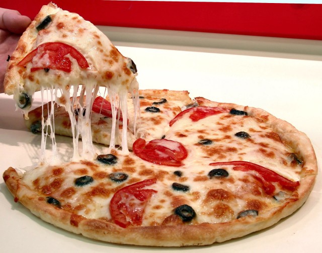Ta wielka, pyszna pizza może być Twoja! (fot.sxc.hu)
