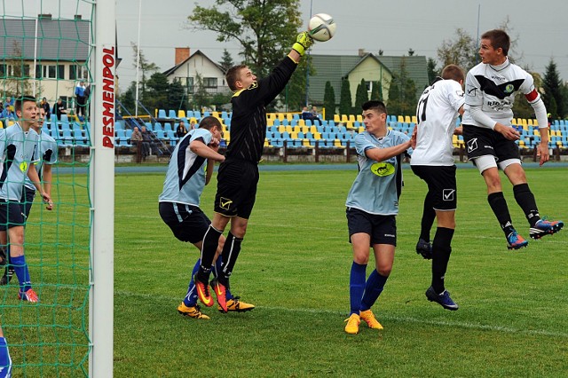 W meczu rozegranym w Sępólnie, dużo więcej ciekawych rzeczy działo się pod bramką Tucholanki (niebieskie koszulki).