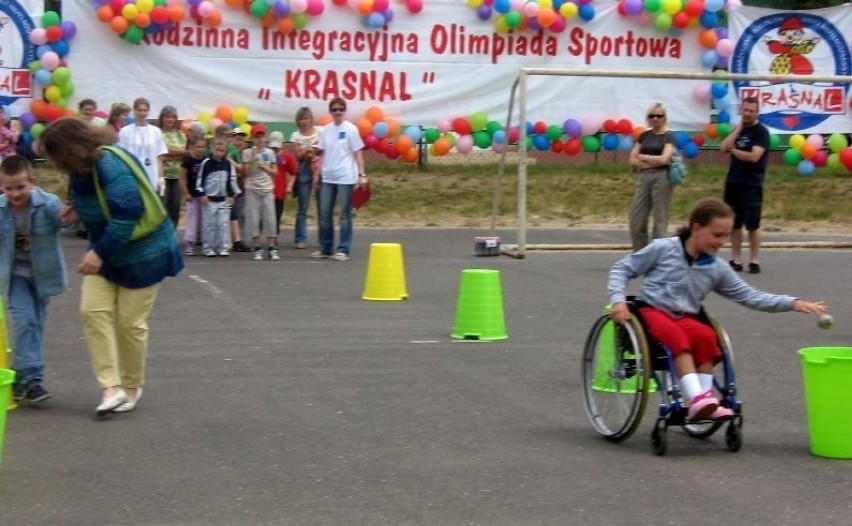 Slalom i rzut do kosza. Fot. Ewa Krzysiak