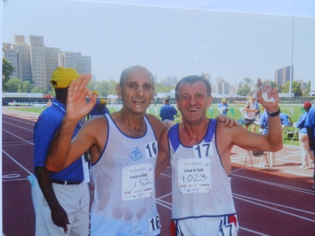 Wiesław Siółkowski (z prawej) po biegu na stadionie w Nowym Jorku. Obok Brazylijczyk